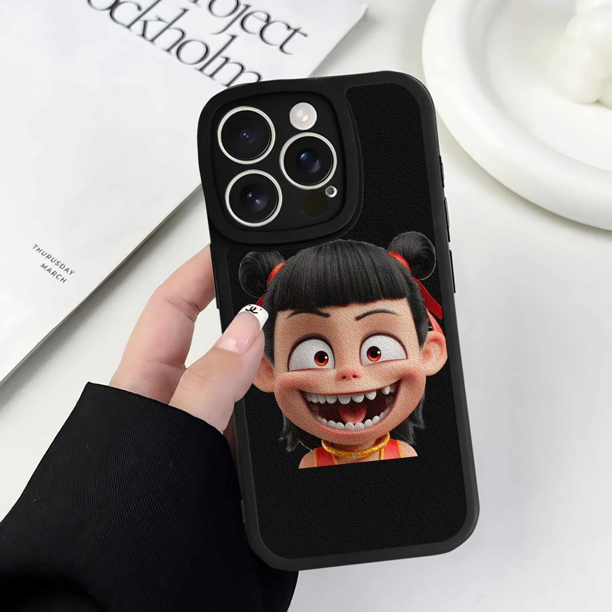 （画像用） Ne Zha 2 ナタ 魔童の大暴れ 【iPhone 16シリーズ対応】シリコンスマホケース（レザー調） 材質：シリコン